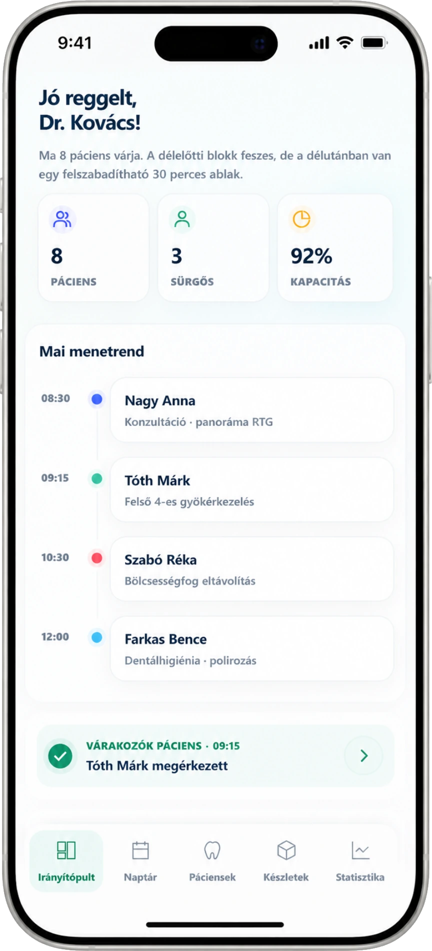 Mobil klinikai irányítópult telefon mockup napi menetrenddel, páciens státusszal és kapacitás adatokkal